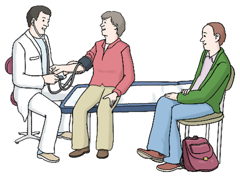 Ein Arzt im weis0en Kittel untersucht eine Frau. DIe Frau sitzt auf einer Liege und lächelt den Arzt an. Neben der Frau sitzt eine Person auf einem Stuhl und schaut bei der Untersuchung zu.